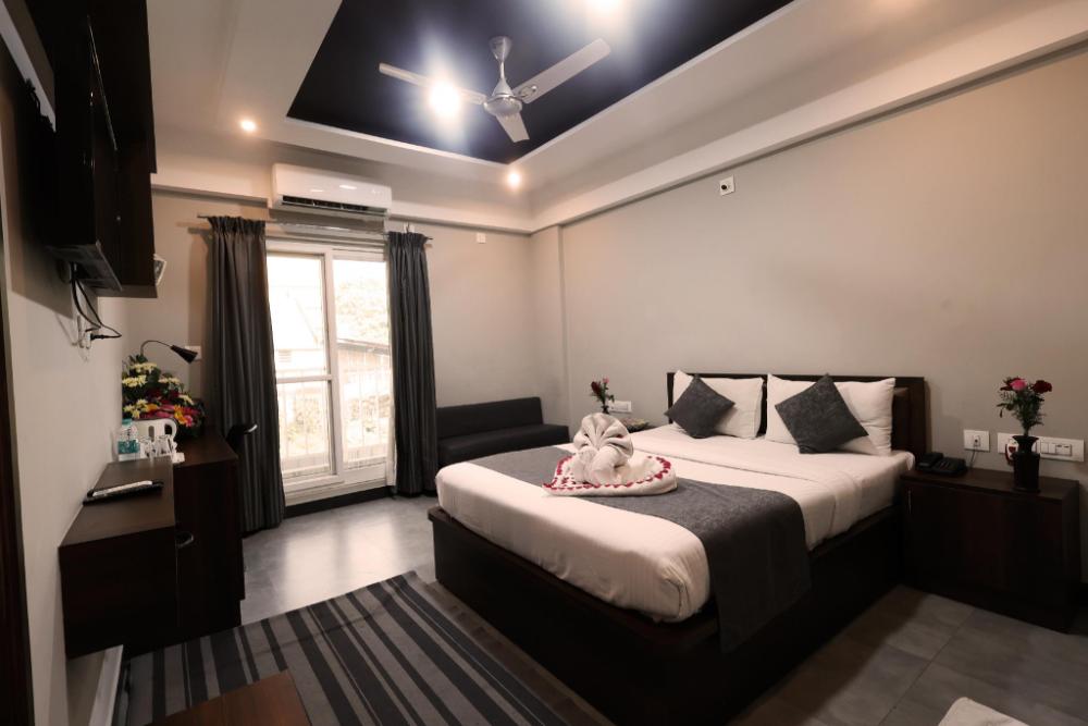 de royale sapphire suites