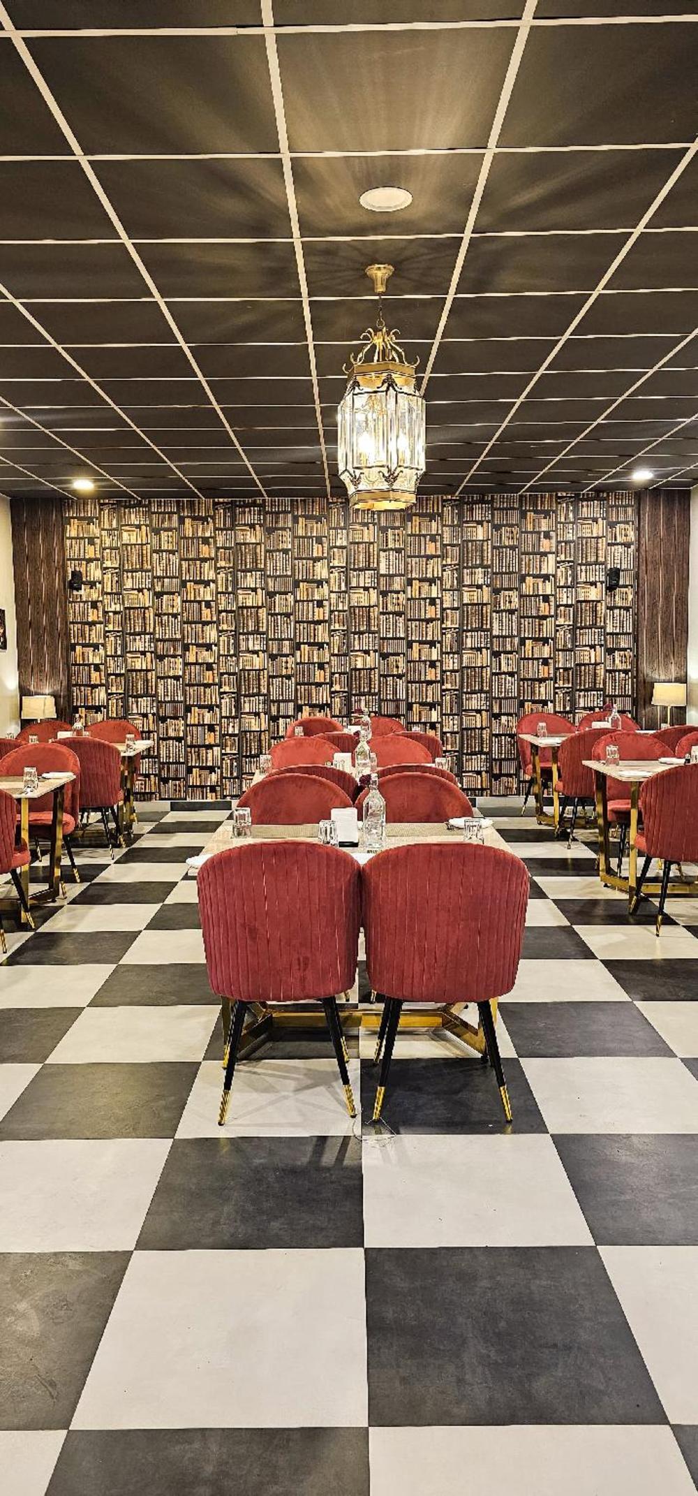 de royale sapphire suites