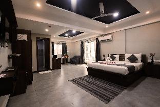 de royale sapphire suites