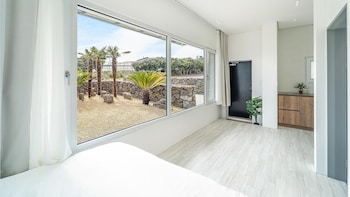 jeju themoon poolvilla