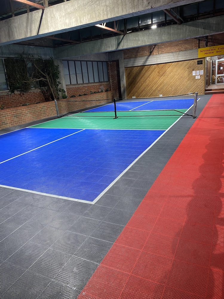 sovereign park motor inn