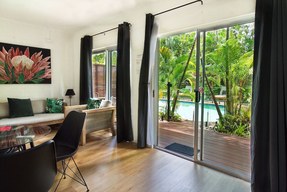 the palms at palm cove