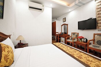 queen hotel airport