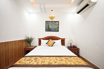 queen hotel airport