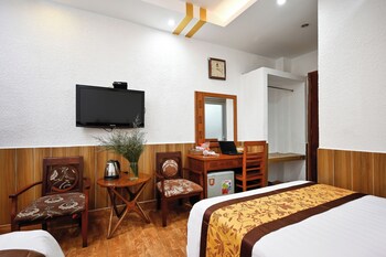 queen hotel airport