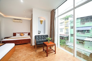 queen hotel airport