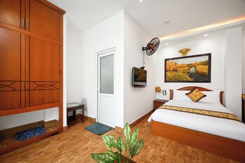 queen hotel airport