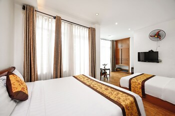 queen hotel airport