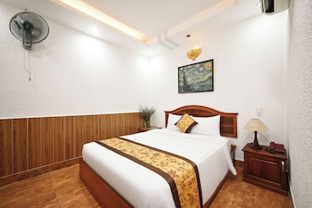 queen hotel airport