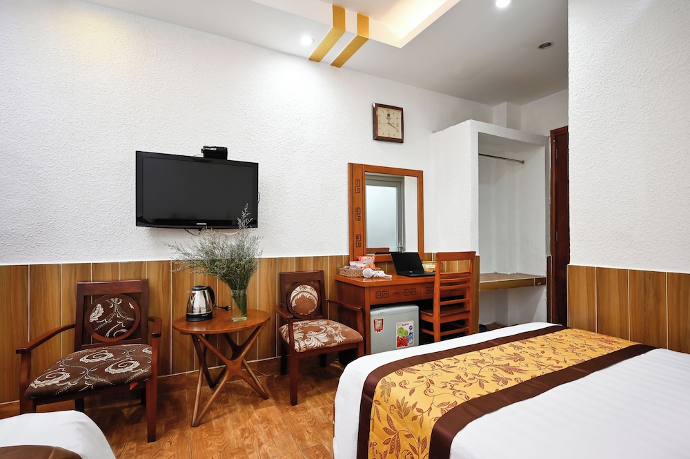 queen hotel airport