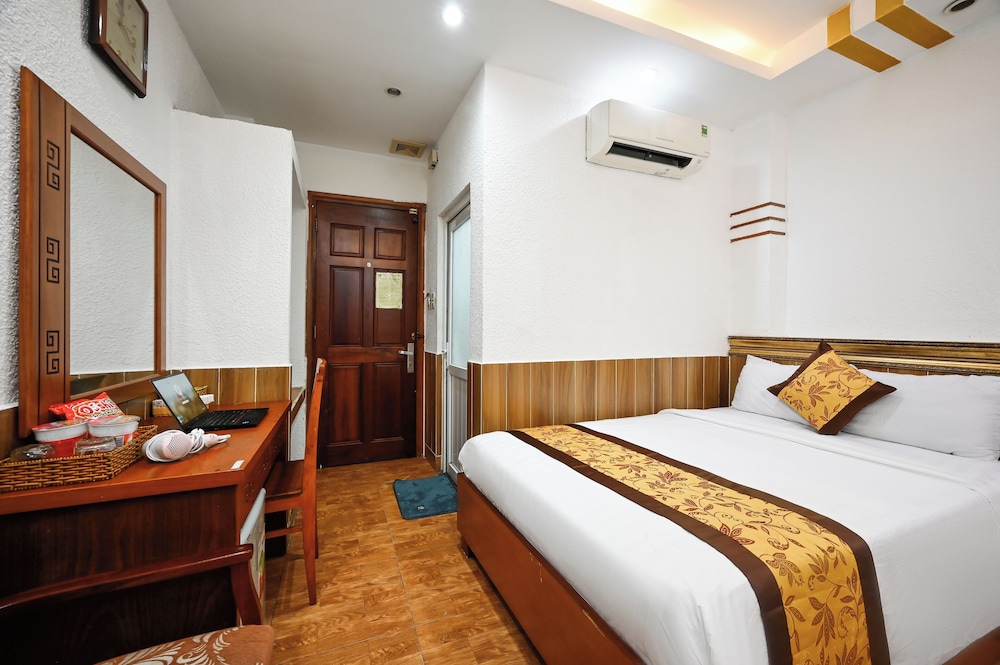 queen hotel airport