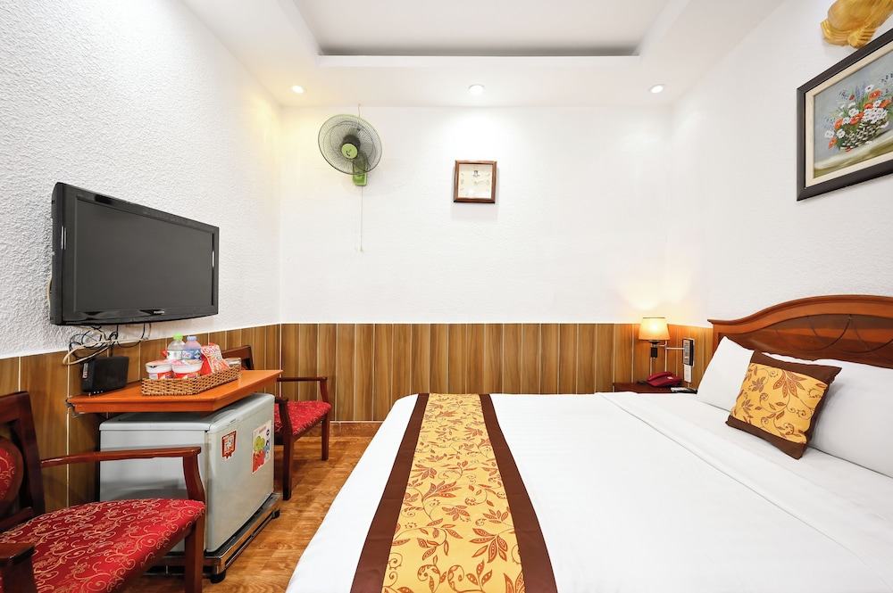 queen hotel airport