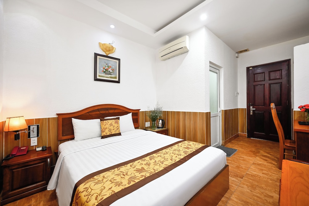 queen hotel airport