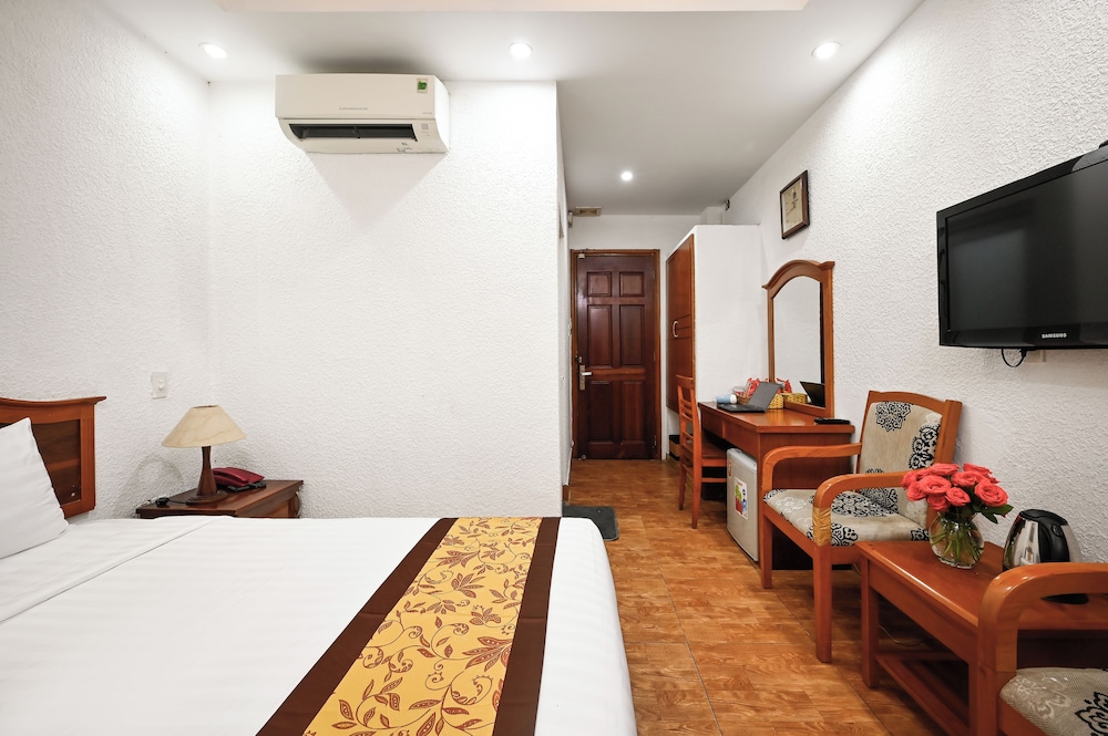 queen hotel airport