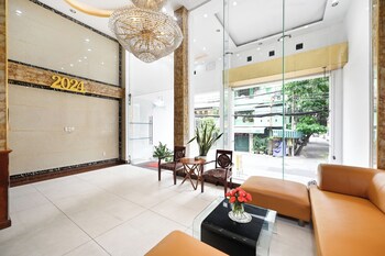queen hotel airport