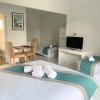 aqua blue motel