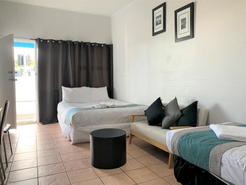 aqua blue motel