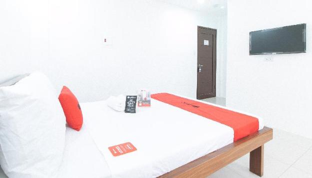 reddoorz plus dbuilders poblacion bgc