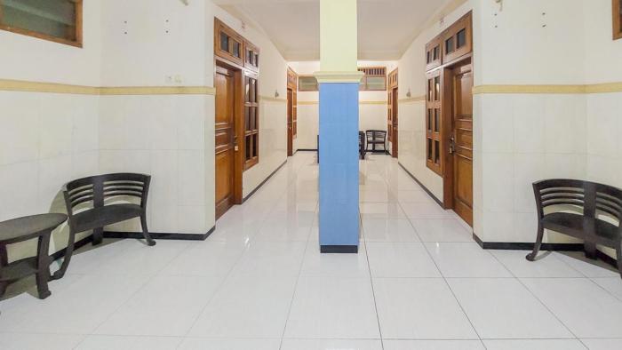 hotel shinta 2 near alun alun kertosono