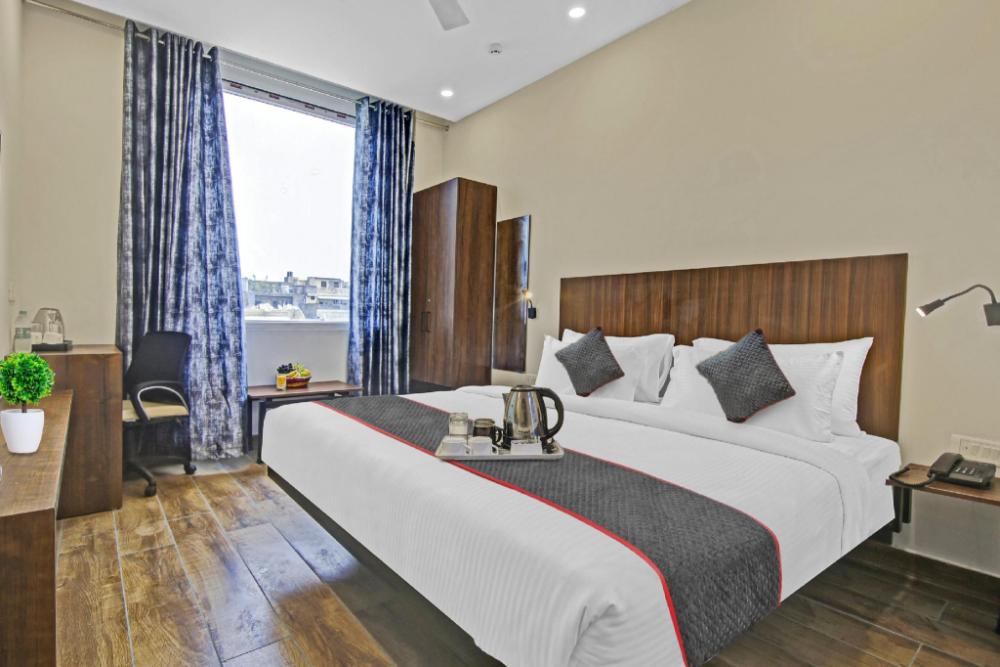 townhouse golden frame near sec 62 noida