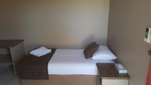 queens beach motor hotel