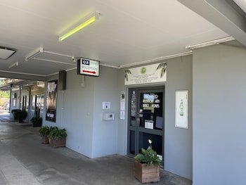 queens beach motor hotel