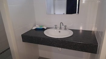 queens beach motor hotel