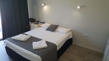 queens beach motor hotel