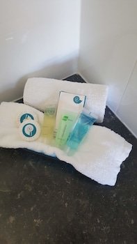 queens beach motor hotel