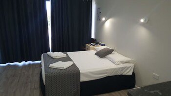 queens beach motor hotel