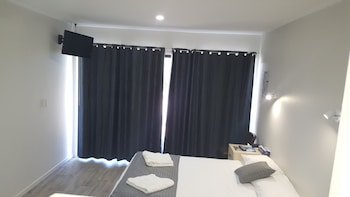 queens beach motor hotel