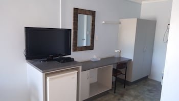 queens beach motor hotel