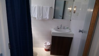 queens beach motor hotel