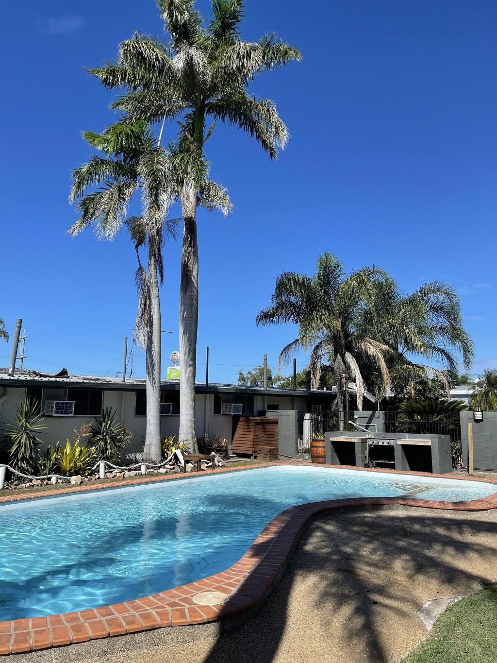 queens beach motor hotel