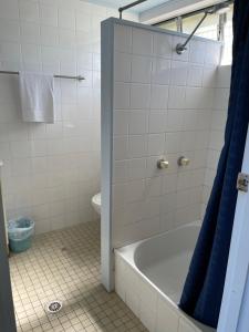 queens beach motor hotel