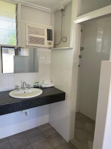 queens beach motor hotel