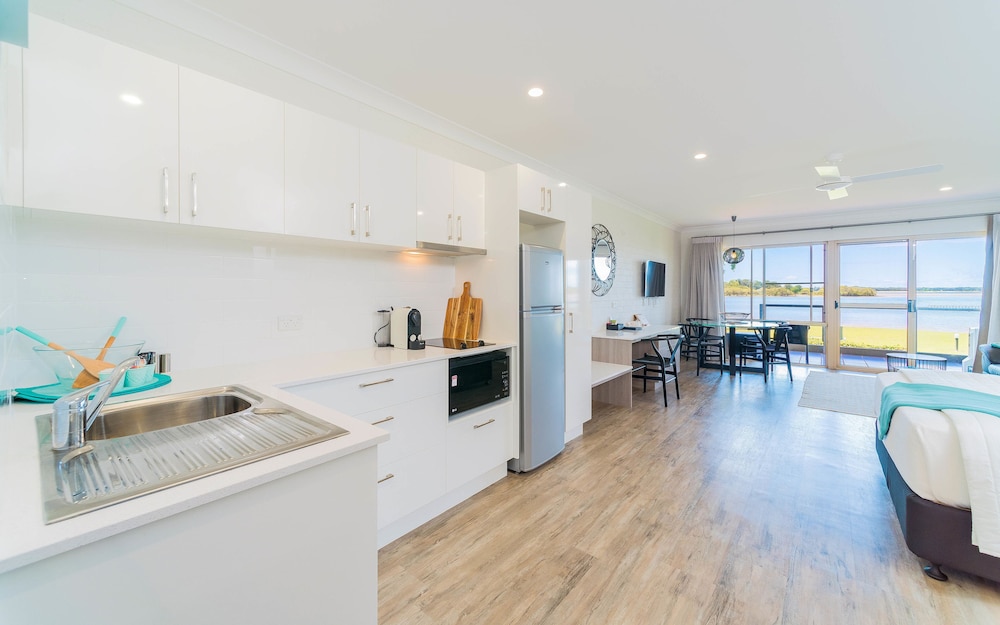 Moby Dick Waterfront Resort Motel,Ashby Island>>Angourie,4 star