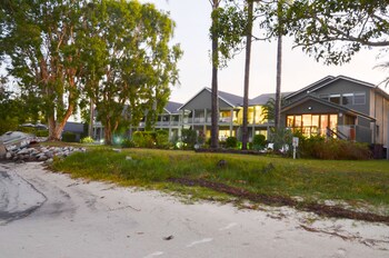 moby dick waterfront resort motel