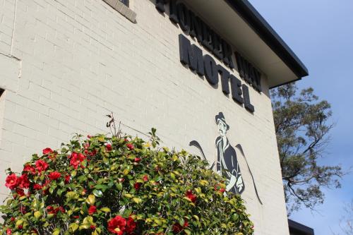 pioneer way motel