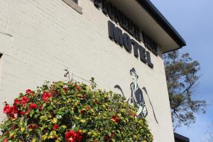 pioneer way motel