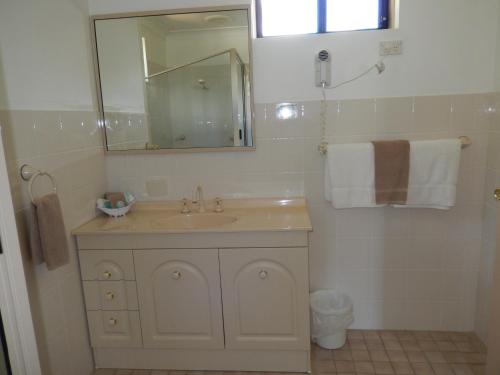 pioneer way motel