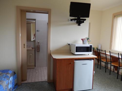 pioneer way motel
