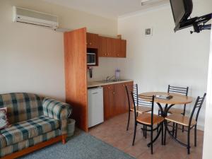 pioneer way motel