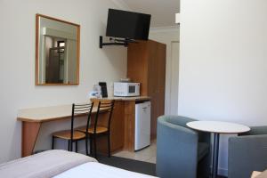 pioneer way motel