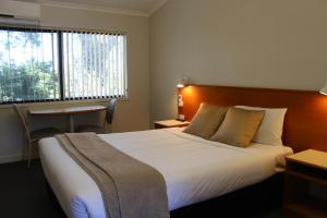 pioneer way motel