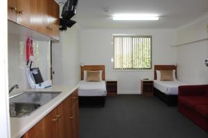 pioneer way motel