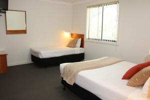 pioneer way motel