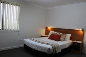 pioneer way motel