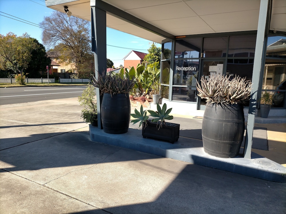 country motor inn singleton