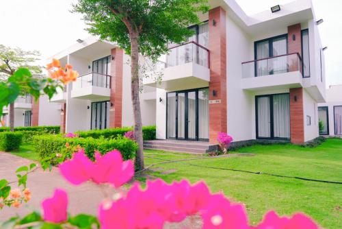 saint simeon resort villa owner